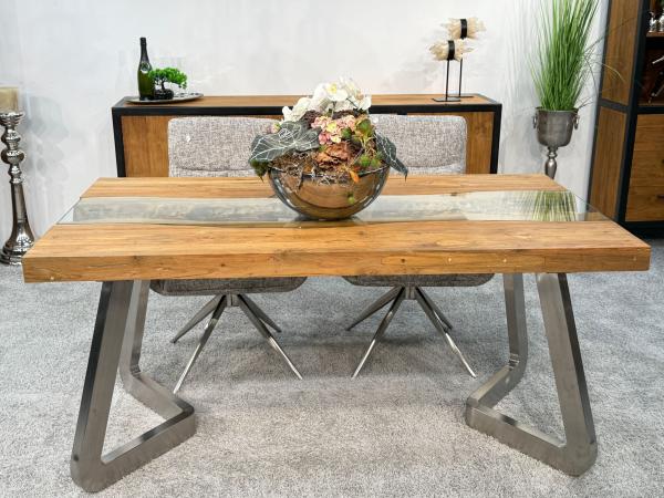 Esszimmertisch aus recyceltem Altholz