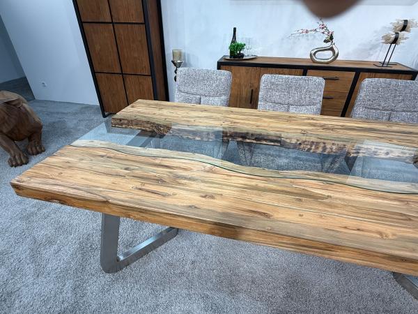 Massivholztisch mit Glaseinlage aus Altholz