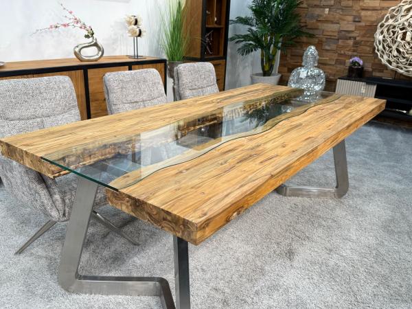 Massivholztisch mit Glaseinlage aus Altholz