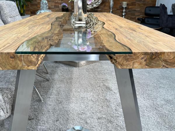 Massivholztisch mit Glaseinlage aus Altholz