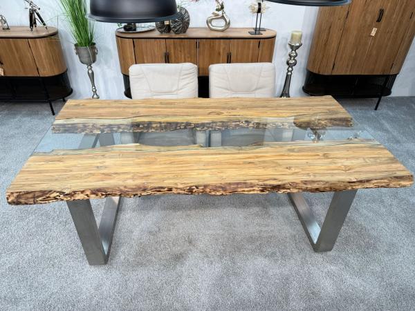 Massivholztisch mit Glaseinlage aus Altholz