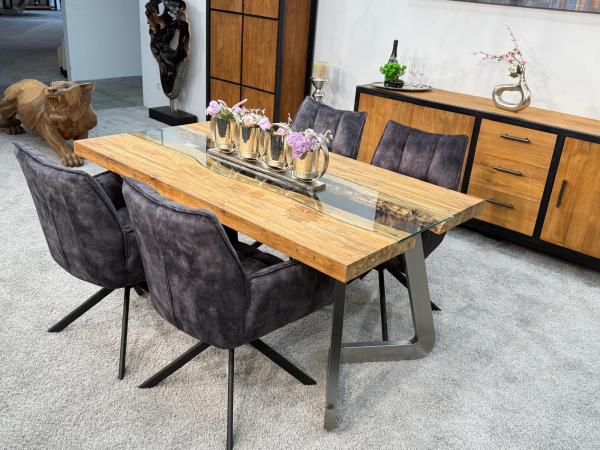 Massivholztisch mit Glaseinlage aus Altholz