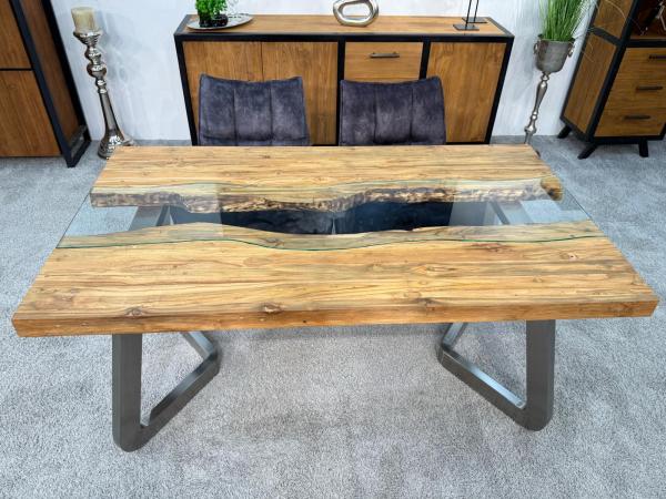 Massivholztisch mit Glaseinlage aus Altholz