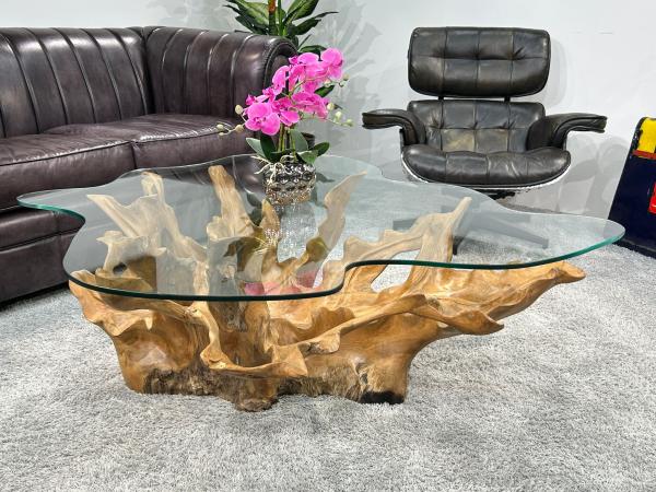 Massiver Couchtisch aus einem Baumstumpf