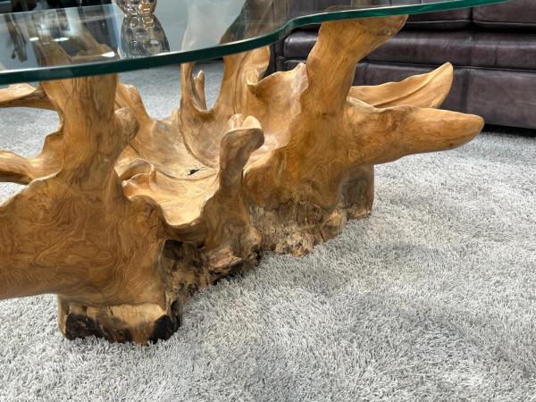 Massiver Couchtisch aus einem Baumstumpf