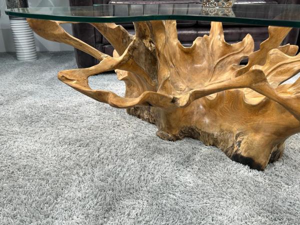 Massiver Couchtisch aus einem Baumstumpf