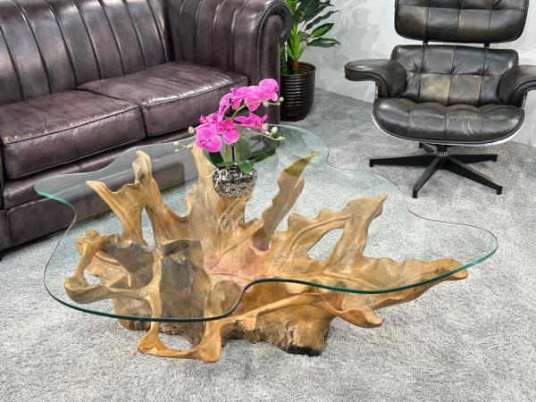 Massiver Couchtisch aus einem Baumstumpf