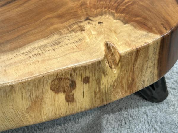 Massiver runder Couchtisch Baumstamm mit Metallgestell
