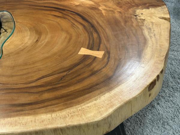 Massiver runder Couchtisch Baumstamm mit Metallgestell