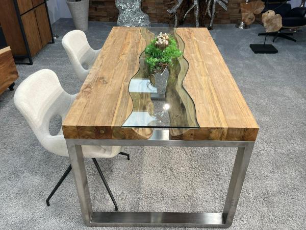 Esszimmertisch aus recyceltem Altholz