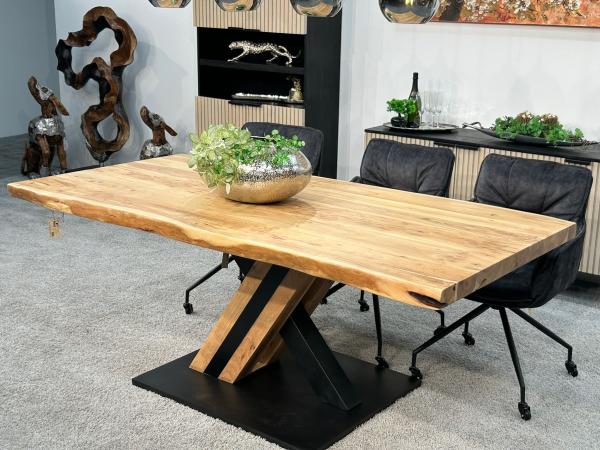 Esstisch Canyon mit Baumkante