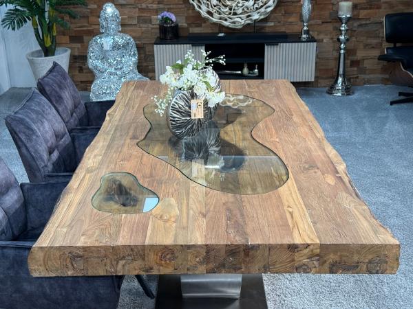 Esstisch aus recyceltem Holz mit Edelstahlgestell und Glaseinlage.