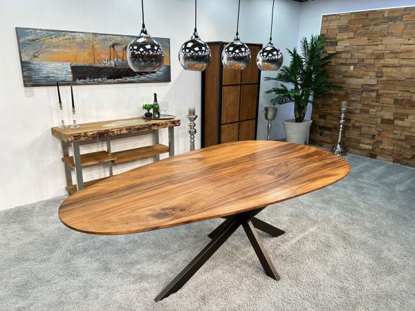 Ovaler Esstisch "Plain" aus Suar (ca. 220 cm x 80-119 cm/ Höhe ca. 77 cm) mit schwarzem Metallgestell