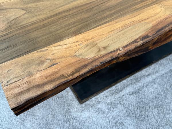 Esstisch für 6 Personen aus recyceltem Holz mit Metallgestell.