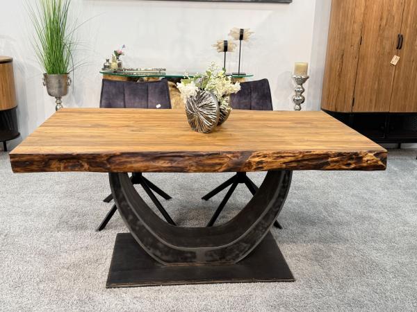 Esstisch aus recyceltem Holz für 6 Personen, rechteckig.