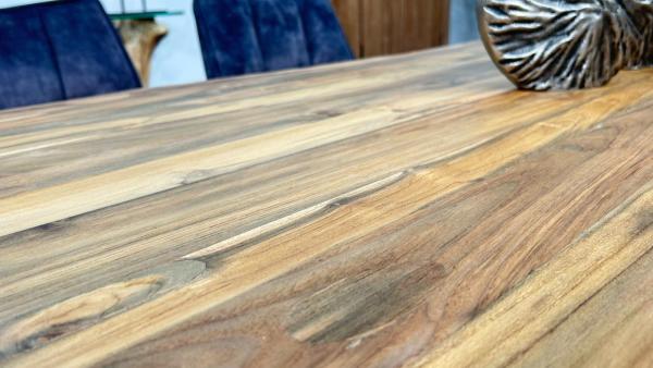 Ecke eines Esstisches aus recyceltem Holz