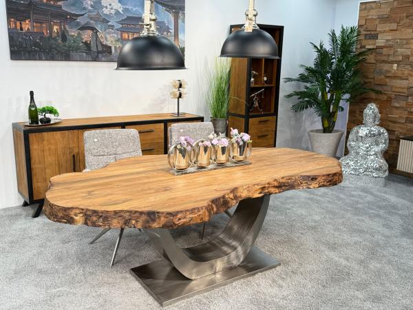 Massiver Holztisch mit Baumkante