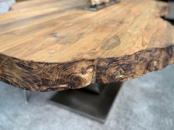 Massiver Holztisch mit Baumkante