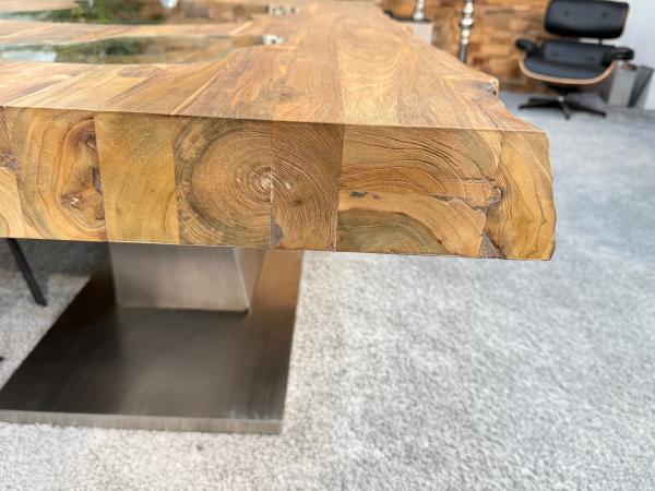 Esstisch aus recyceltem Altholz mit Glas-Einlage, 220x103-107x78 cm.