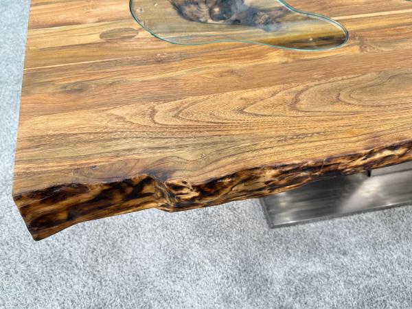 Massivholztisch aus recyceltem Altholz, Detailansicht der Tischkante.