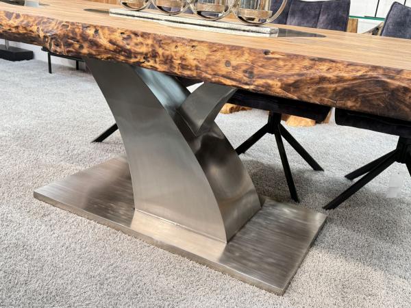 Massivholztisch aus recyceltem Altholz mit Glas-Einlage.