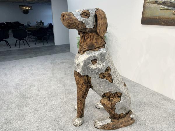 DER TISCHONKEL :: Skulptur Sitzender Hund aus Altholz mit Aluminium