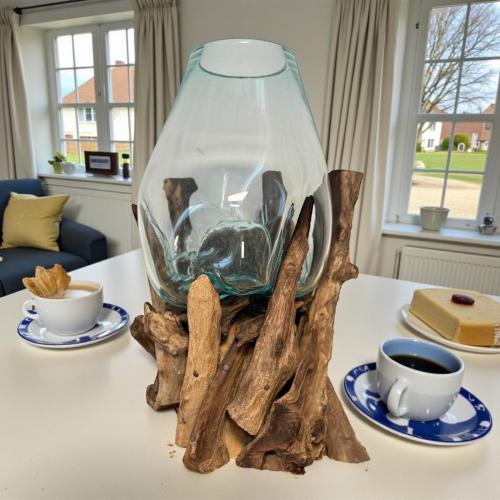 Glasvase auf Wurzelholz geschmolzenes Glas