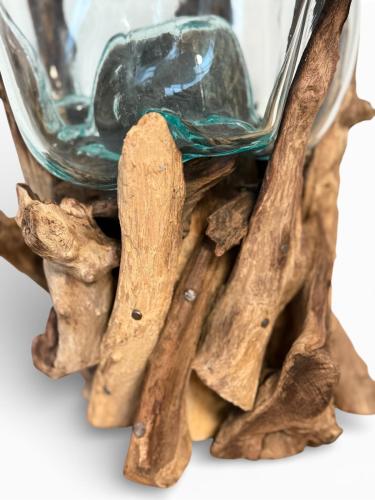 Glasvase auf Wurzelholz geschmolzenes Glas