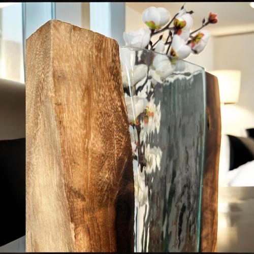 Kleine Vase aus geschmolzenem Glas mit Holz 50 cm