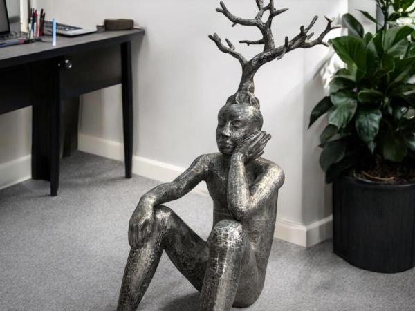 Große Deko-Figur aus Aluminium Mann mit Baum