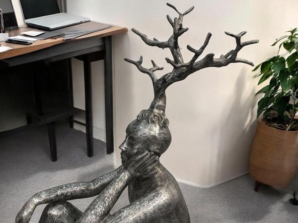 Große Deko-Figur aus Aluminium Mann mit Baum