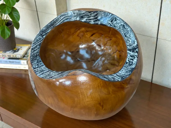 Große Holzschale 'CECILIA', ca. 25,5 x 28 cm, auf Tisch.