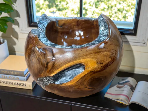 Holzschale 'CECILIA', ca. 20 x 24 cm, auf Tisch.