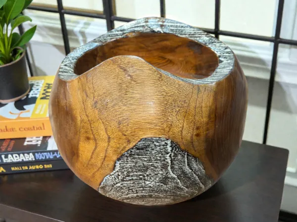 Drei runde Holzschalen mit grauen Mustern auf einem Tisch.