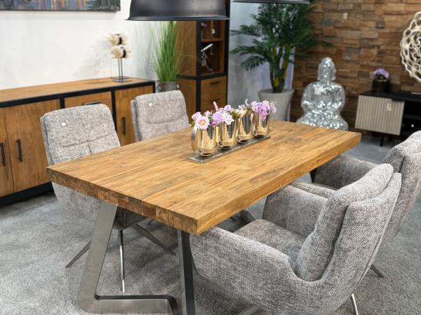 BaumkMassiver Esstisch aus Teakholz
