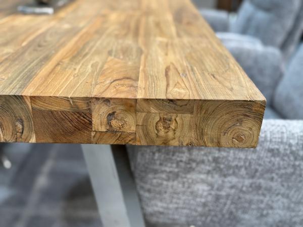 Massiver Esstisch aus Teakholz