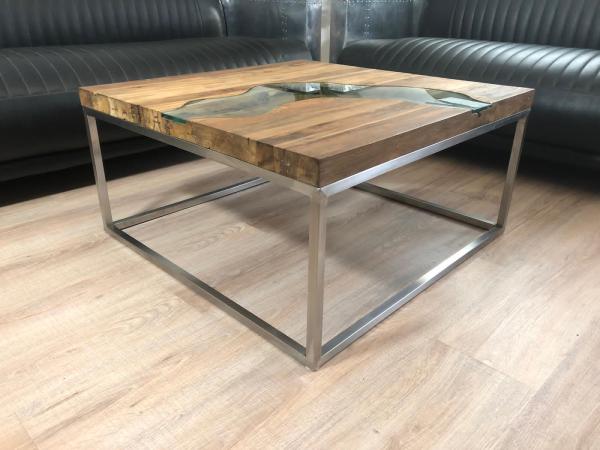 Kleiner-Couchtisch-Miro-aus-Holz-eckig