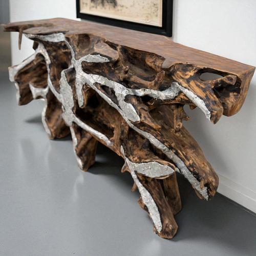 Konsole aus einer Baumwurzel mit Aluminium