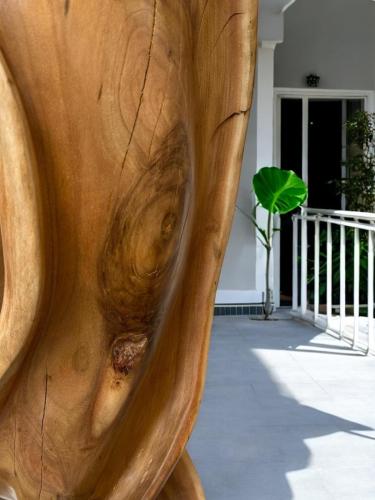Geschnitzte Skulptur aus Holz Bora