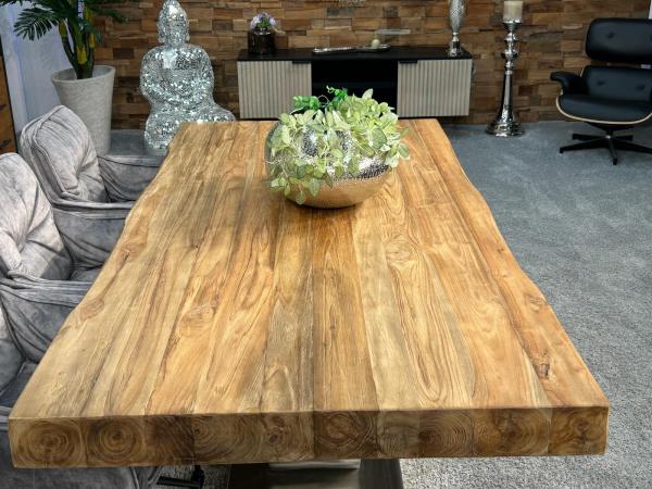 Nachhaltiger Holztisch aus Massivholz
