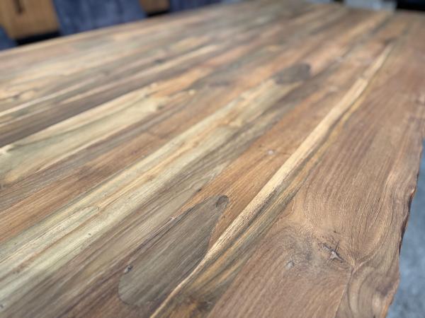 Esstisch Deep Island aus recyceltem Holz