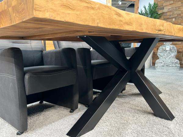 Massivholztisch mit Baumkante