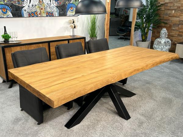 Massivholztisch mit Baumkante
