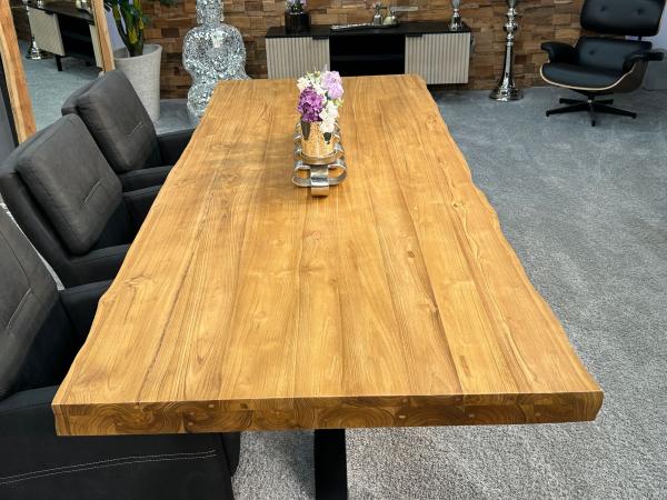Massivholztisch mit Baumkante