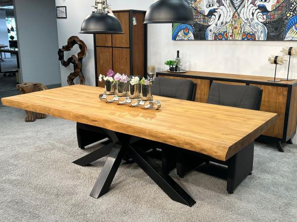 Massivholztisch mit Baumkante
