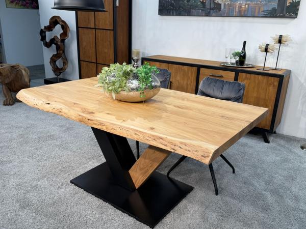 Massivholztisch mit Baumkante 180 x 100 cm