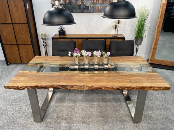 Massiver Design Esstisch mit Kufen und Glaselementen
