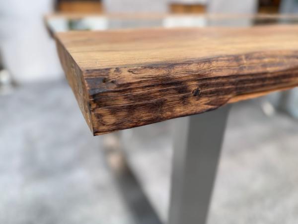 Massiver Design Esstisch mit Kufen und Glaselementen
