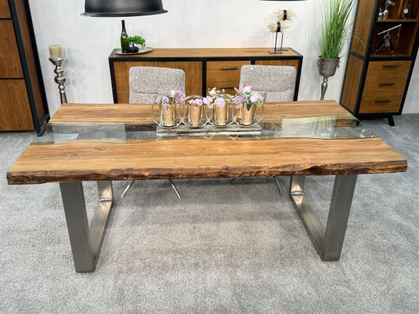 Massiver Design Esstisch mit Kufen und Glaselementen