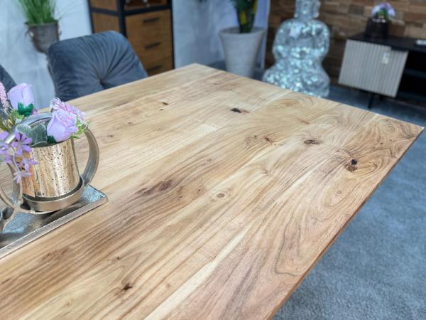 Eleganter-Tisch-mit-schweizer-Kante-Massivholztisch